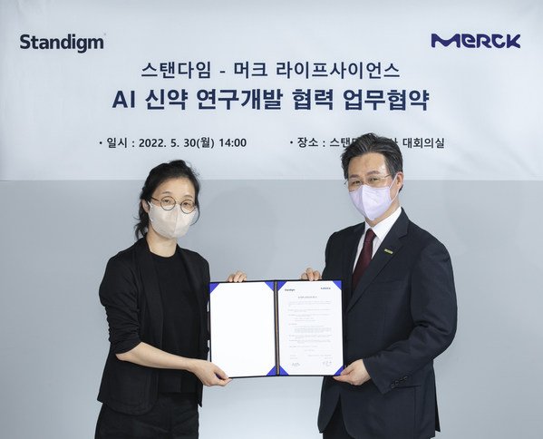 (From left) Sojeong Yun, CEO of Standigm and Stephen Nam-Koo Lee, Head of Science and Lab Solutions for South Korea, Life Science business sector, Merck Korea., exchanged a memorandum of understanding on May 30.