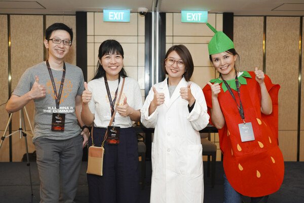 Illumina employee volunteers dressed up as a scientist and strawberry for the Strawberry DNA extraction experiment with primary school students from Children’s Wishing Well.