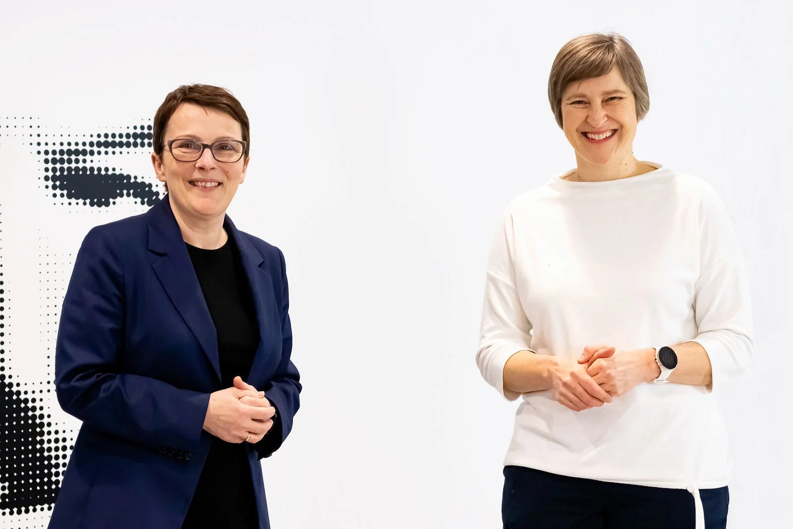  Annette Rinck, President of Leica Microsystems, and Uta Henssge, Coordinator and Deputy Managing Director of Mentoring Hessen, sealing the partnership