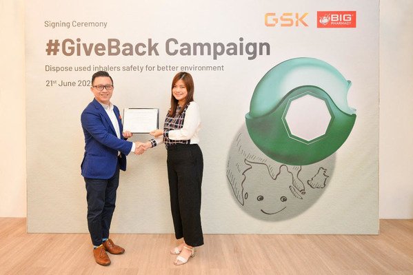 Mr David Lin, Director of Communications, Government Affairs & Strategic Customer Solutions at GSK Malaysia & Brunei and Ms Liew Chui Ying, Chief Marketing Officer of Big Pharmacy Healthcare Sdn Bhd sign an MOU at the launch of the #GiveBack campaign Mr David Lin, Director of Communications, Government Affairs & Strategic Customer Solutions at GSK Malaysia & Brunei and Ms Liew Chui Ying, Chief Marketing Officer of Big Pharmacy Healthcare Sdn Bhd sign an MOU at the launch of the #GiveBack campaign