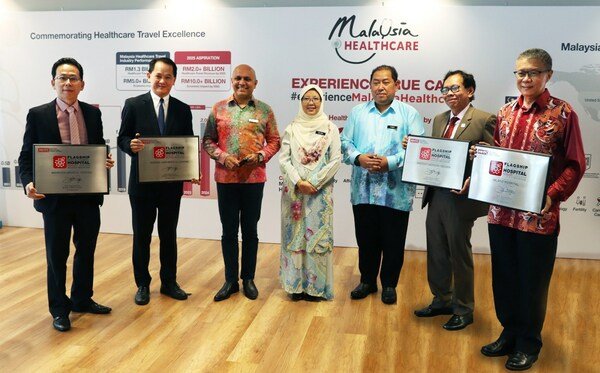 From left to right: Mr. Stanley Lam, Chief Executive Officer of Mahkota Medical Centre; Mr. Bryan Lin, Chief Executive Officer of Subang Jaya Medical Centre; Mr. Mohd Daud Mohd Arif, Chief Executive Officer of Malaysia Healthcare Travel Council; Yang Berhormat Dr. Zaliha Mustafa, Minister of Health; Yang Berbahagia Dato' Zainal Alhakab Seman, Deputy Secretary General (Management), Ministry of Health; Yang Berbahagia Datuk Dr. Aizai Azan bin Abdul Rahim, Chief Executive Officer of Institut Jantung Negara; and Dr. Goh Kok Yeong, Chief Operating Officer of Island Hospital.